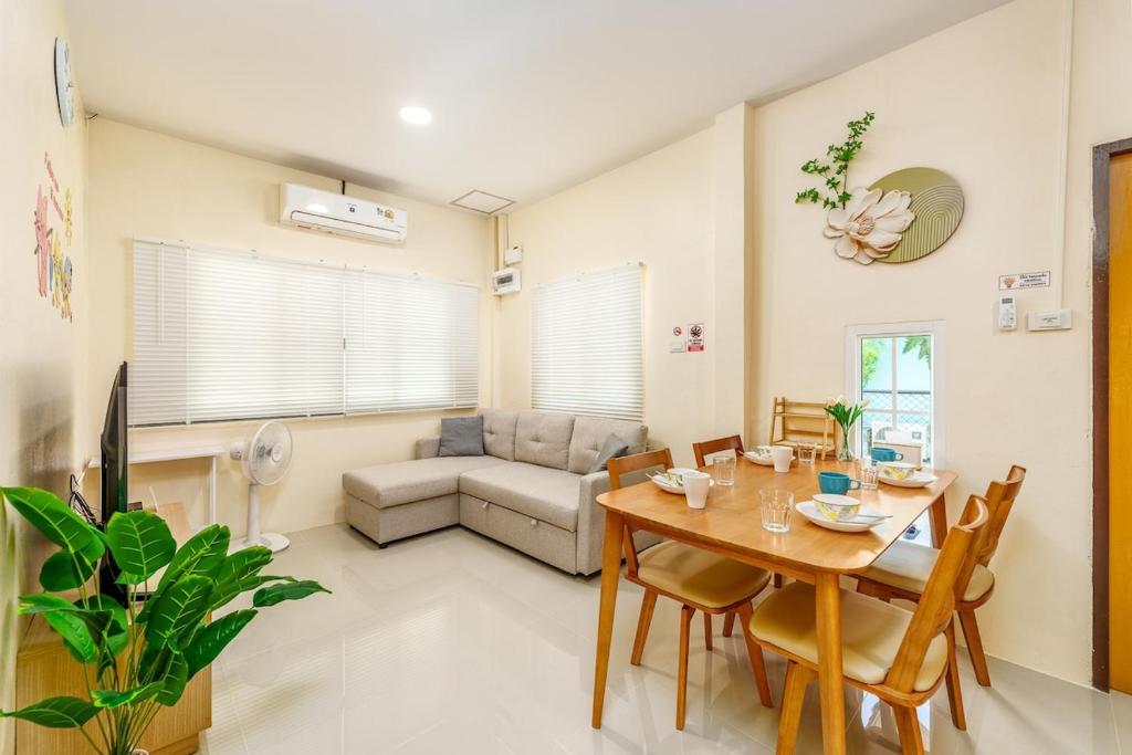een woonkamer met een tafel en een bank bij Full house 2BR near Bus station North Pattaya in Pattaya