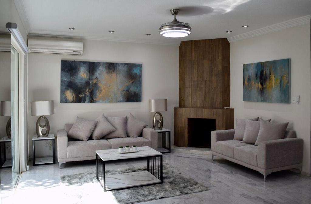 Χώρος καθιστικού στο Spacious & Comfortable Home Exclusive Neighborhood