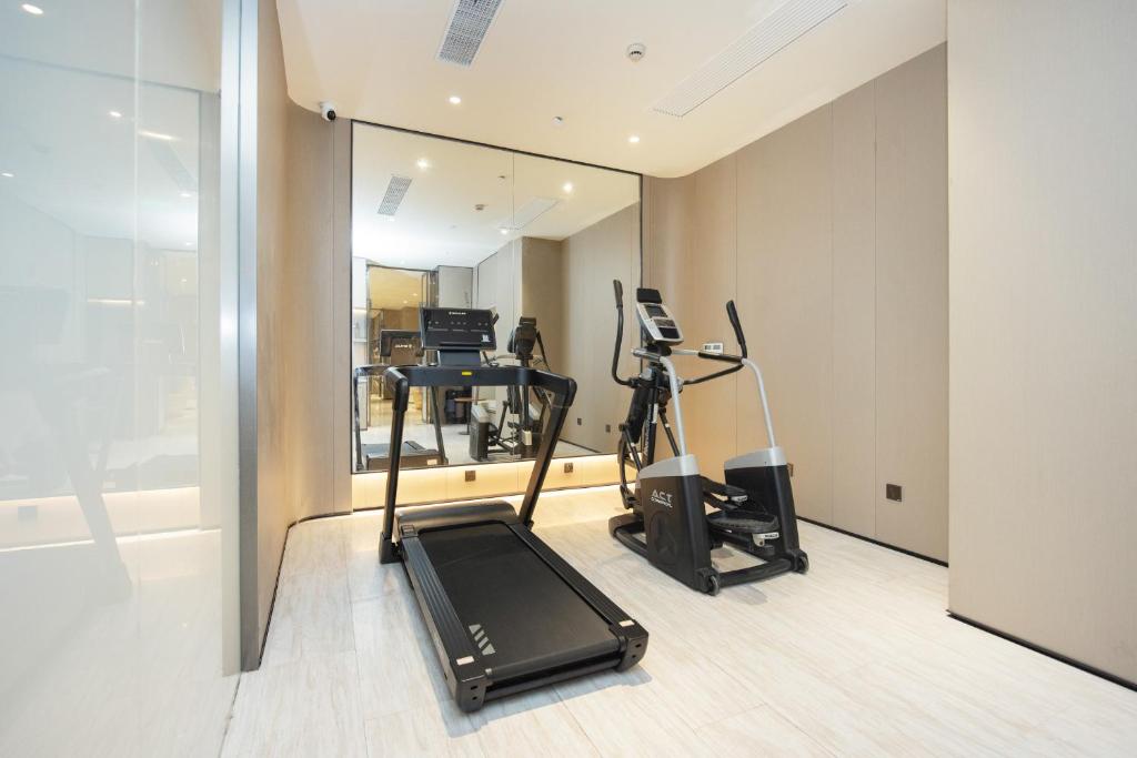 Fitness centrum a/nebo fitness zařízení v ubytování Quanji shanghai Hongqiao Gubei No 1 hotel