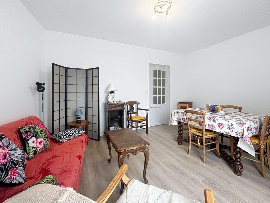 un salon avec un canapé rouge et une table dans l'établissement Granville Centre: Appt 3 Chambres Proche Plage - FR-1-361-561, à Granville