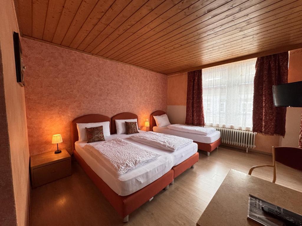 Postel nebo postele na pokoji v ubytování Black Forest Hotel Todtnau