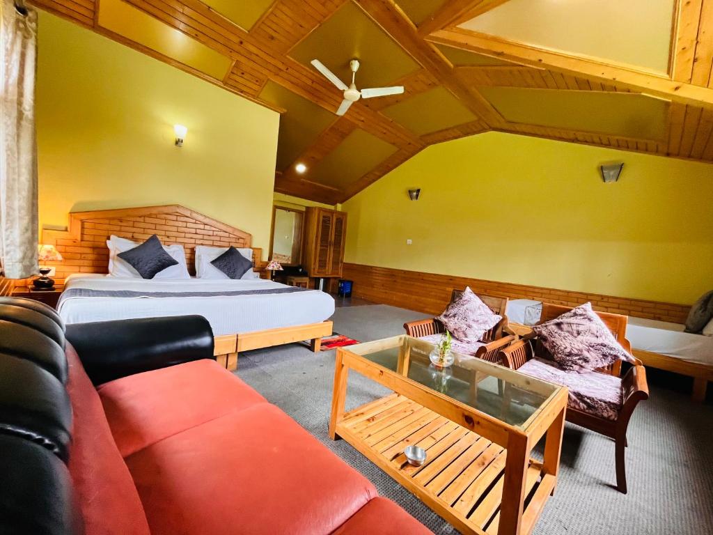 Istumisnurk majutusasutuses The Four Season Hotel & Resort, Manali - A blissful view from rooms