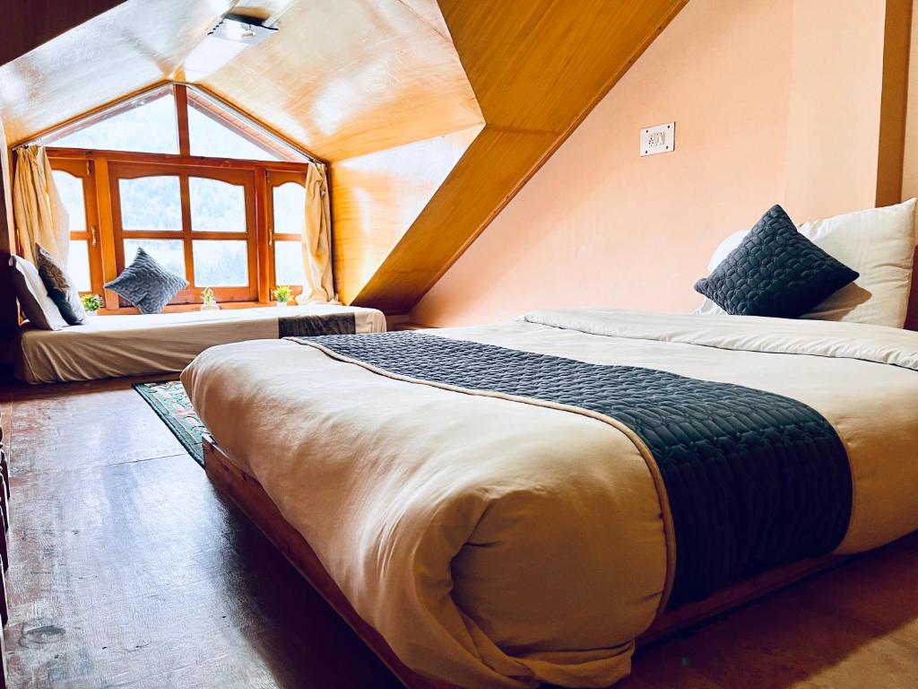 Voodi või voodid majutusasutuse The Four Season Hotel & Resort, Manali - A blissful view from rooms toas