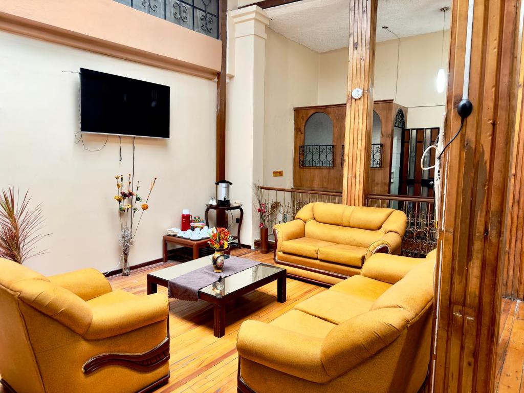 TV a/nebo společenská místnost v ubytování Travel Hotel Quito
