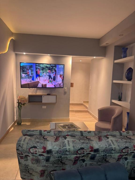 TV a/nebo společenská místnost v ubytování Apartaestudio altos de riomar