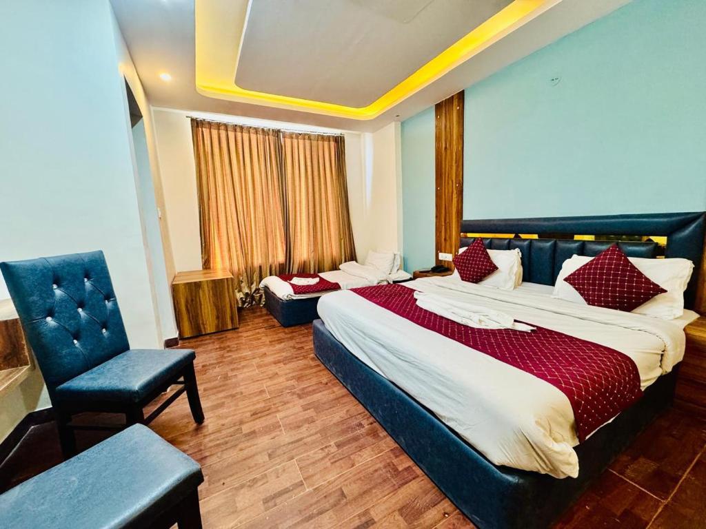 Postel nebo postele na pokoji v ubytování Residency's Royal Galaxy Palace