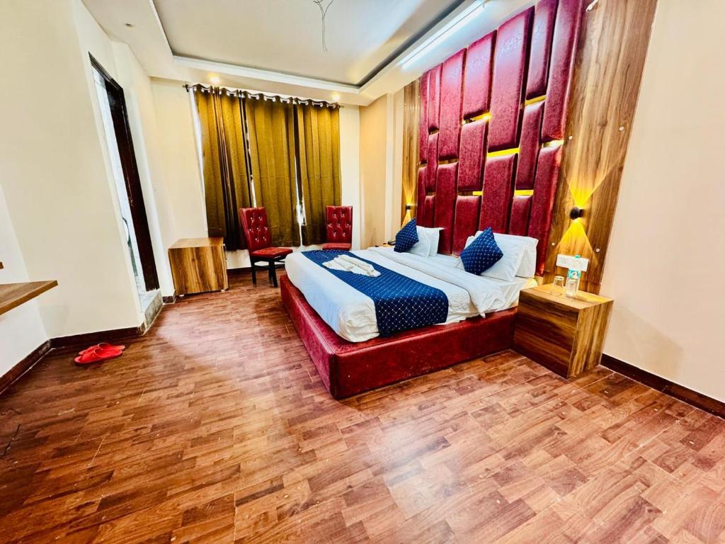 Postel nebo postele na pokoji v ubytování Residency's Royal Galaxy Palace