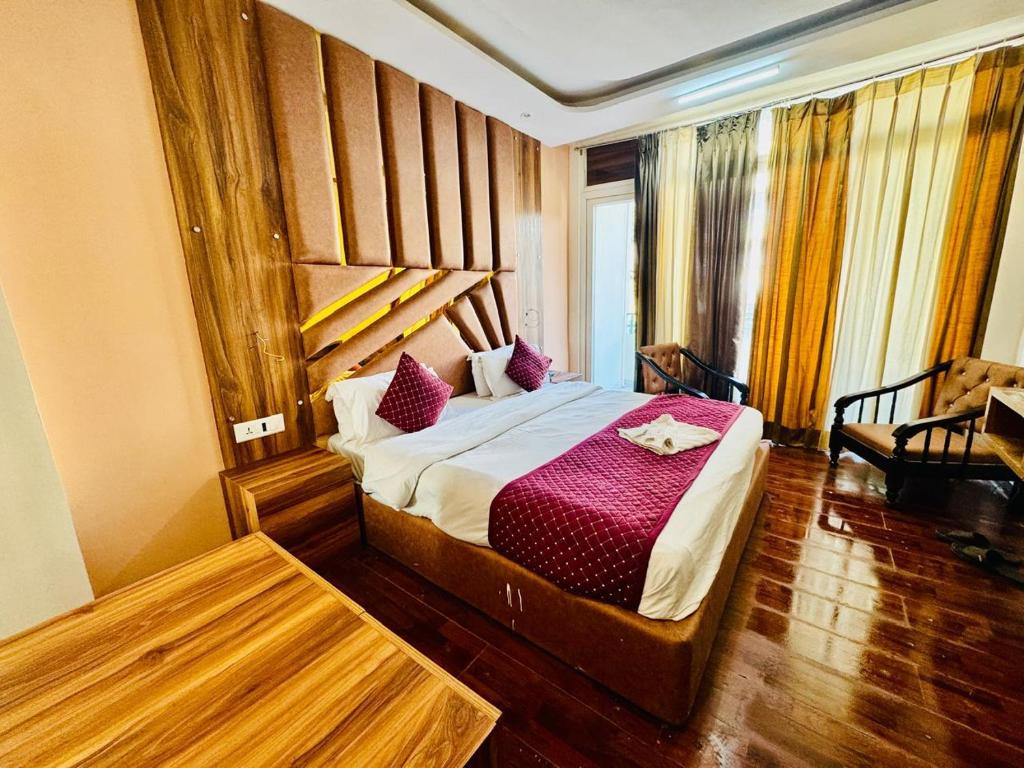 Postel nebo postele na pokoji v ubytování Residency's Royal Galaxy Palace