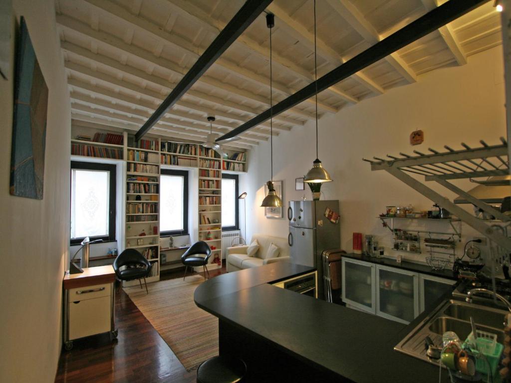 Habitación con cocina y sala de estar. en Casa Leopardo - Trastevere, en Roma