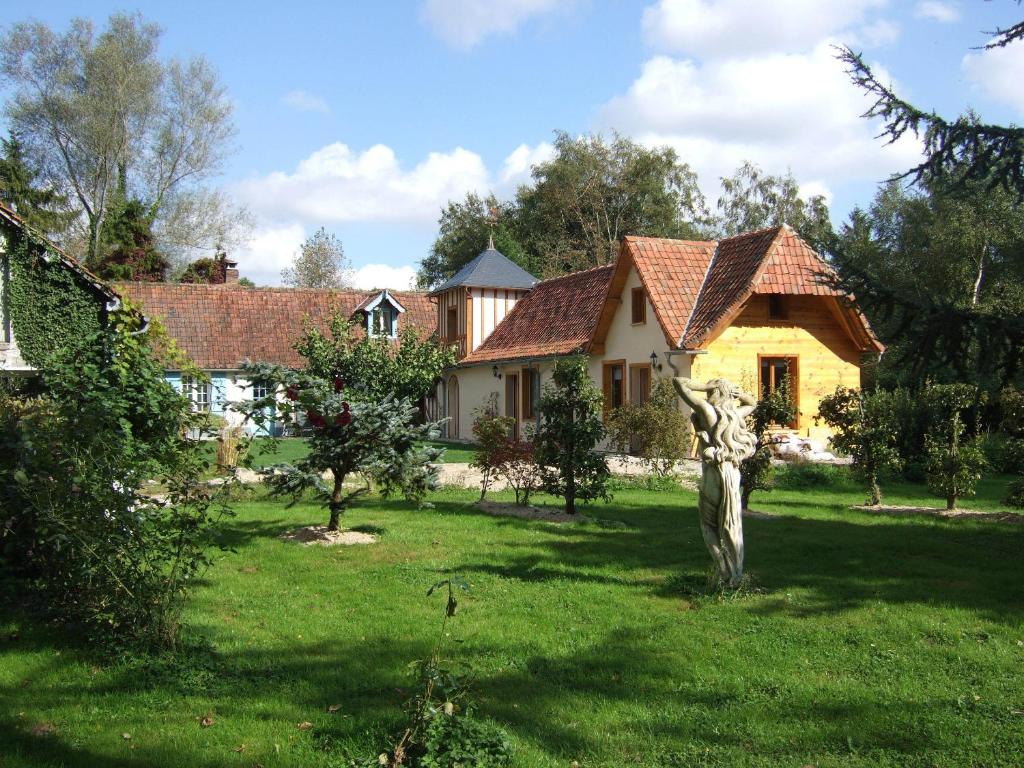 een huis met een standbeeld voor een tuin bij La Maison de l'Epousée B&B in Abbeville