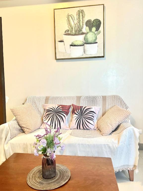 Posezení v ubytování 56sqm 2BR Condo at Mactan Newtown Pool and Beach Access!