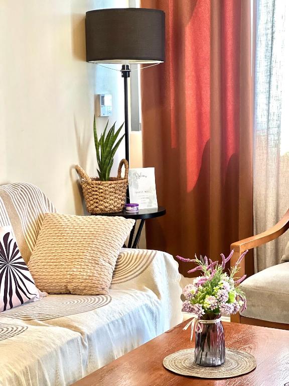 Posezení v ubytování 56sqm 2BR Condo at Mactan Newtown Pool and Beach Access!