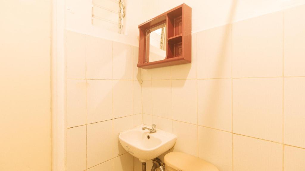 Koupelna v ubytování RedDoorz at City Stay Inns Marilao
