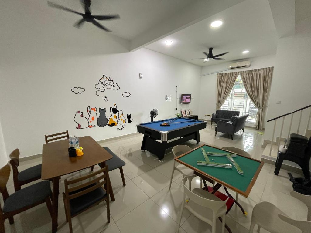 Una sala de estar con una mesa de ping pong. en 11 Austin 5mins to AICC Long Sing HeLiXuan Yi Jia PeiKin Restaurant Opposite HSI, en Johor Bahru