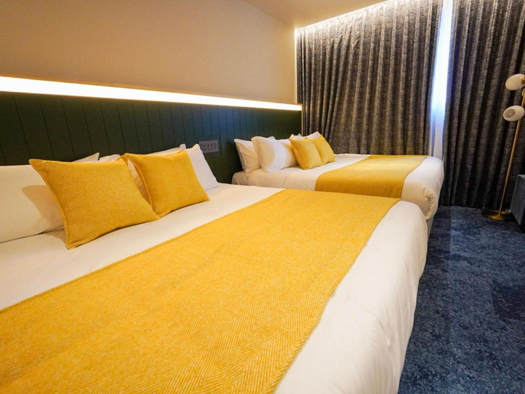 Postel nebo postele na pokoji v ubytování The GALA Hotel Umeda