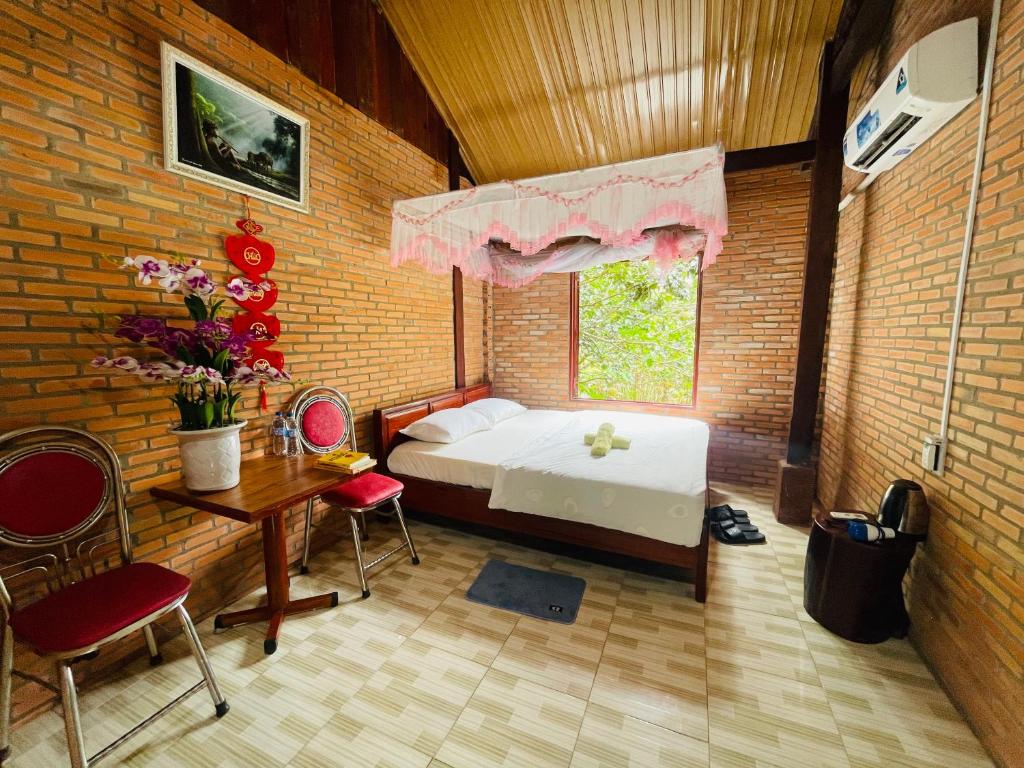 Postel nebo postele na pokoji v ubytování Forest Side Ecolodge