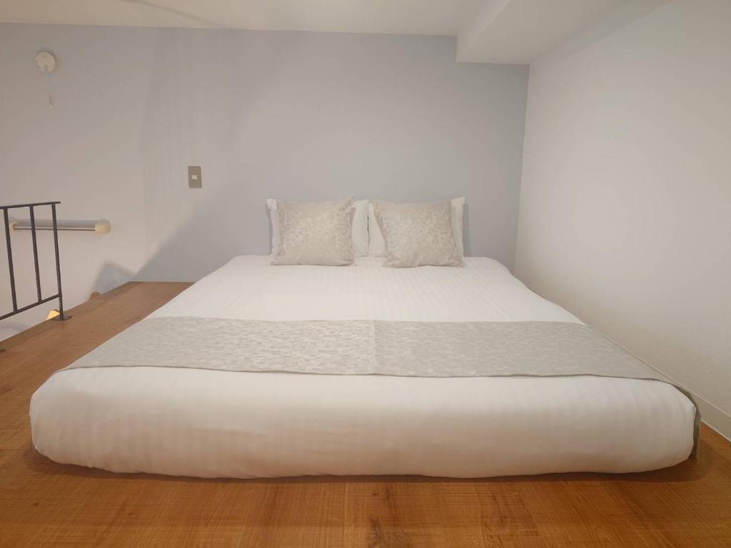 Postel nebo postele na pokoji v ubytování Neighbor's Hotel 五日市コイン通り