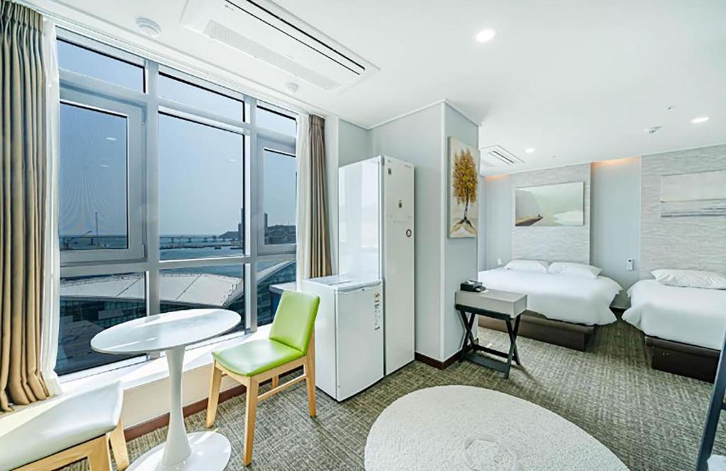 Postel nebo postele na pokoji v ubytování Griffinbay Hotel
