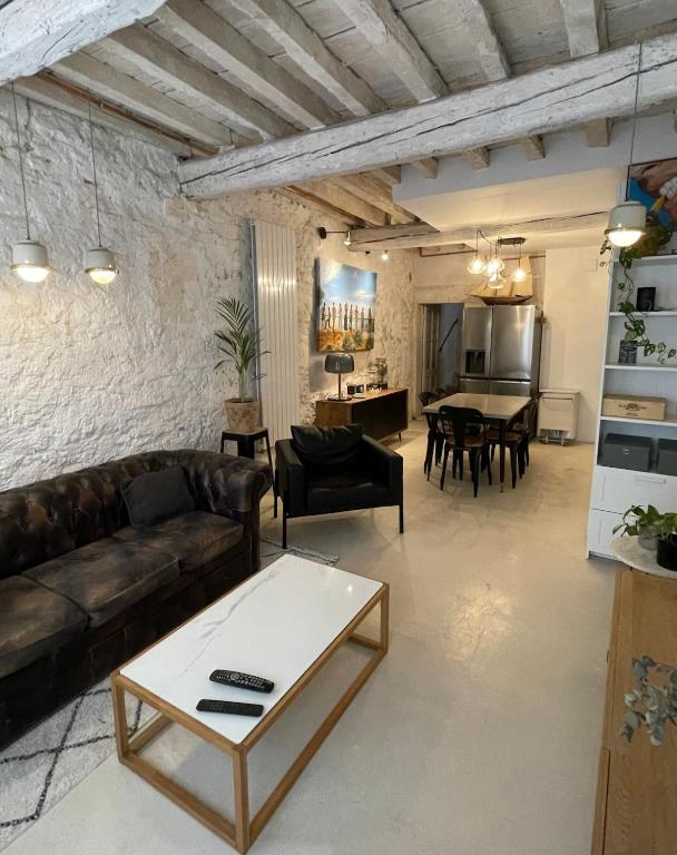 un salon avec un canapé et une table dans l'établissement Maison quartier la Roquette, à Arles