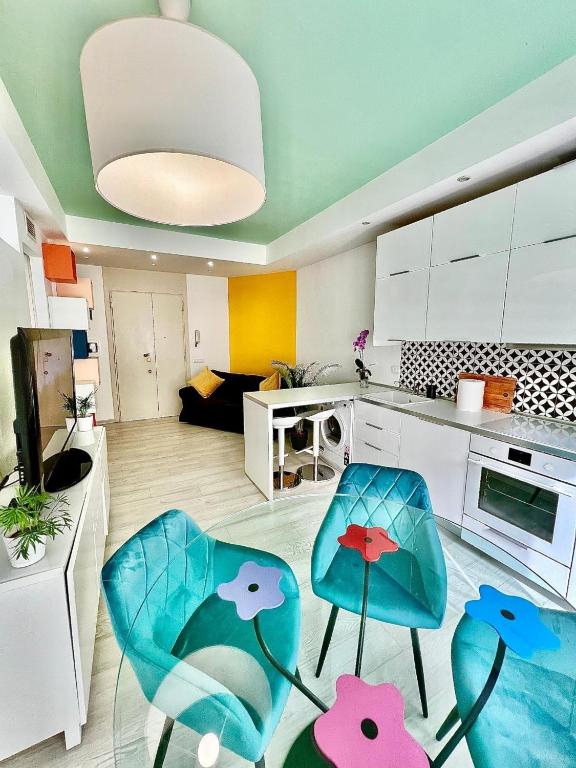 un soggiorno con 2 sedie blu e una cucina di Ci ASpettA Lorenzo a Roma