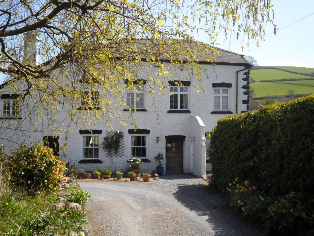 a white house with a driveway in front of it at Gages Mill in Ashburton