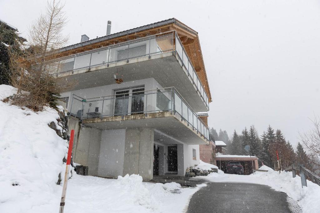 Tga Pilu a cozy and modern chalet on Savognin Ski Slopes with wonderful mountains view durante l'inverno