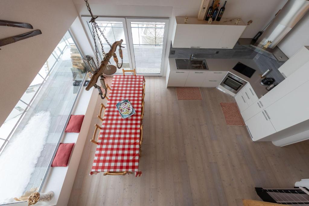 Cucina o angolo cottura di Tga Pilu a cozy and modern chalet on Savognin Ski Slopes with wonderful mountains view