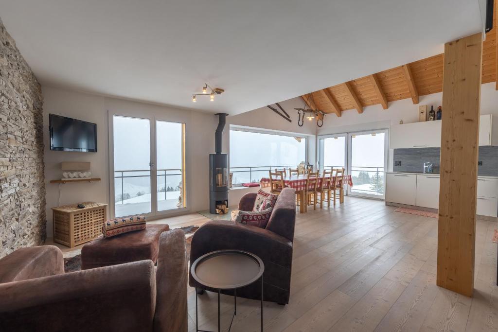 TV o dispositivi per l'intrattenimento presso Tga Pilu a cozy and modern chalet on Savognin Ski Slopes with wonderful mountains view