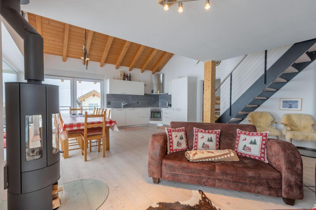 Cucina o angolo cottura di Tga Pilu a cozy and modern chalet on Savognin Ski Slopes with wonderful mountains view