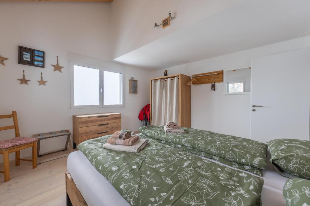Letto o letti in una camera di Tga Pilu a cozy and modern chalet on Savognin Ski Slopes with wonderful mountains view