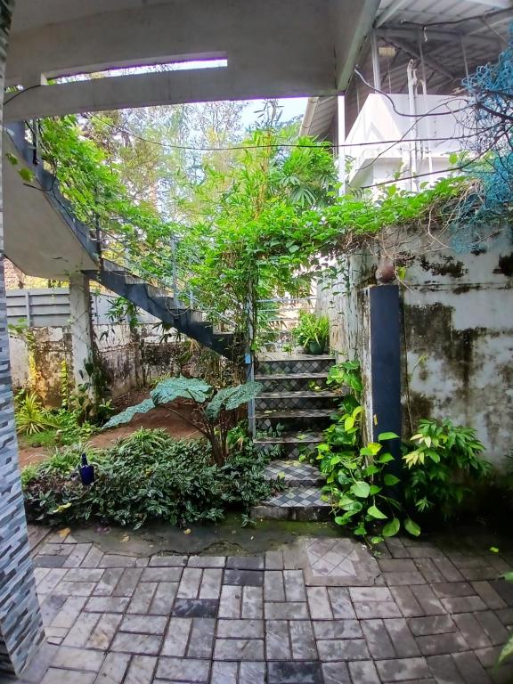 patio con scala e scala di Garden Of Dreams Home stay a Cochin