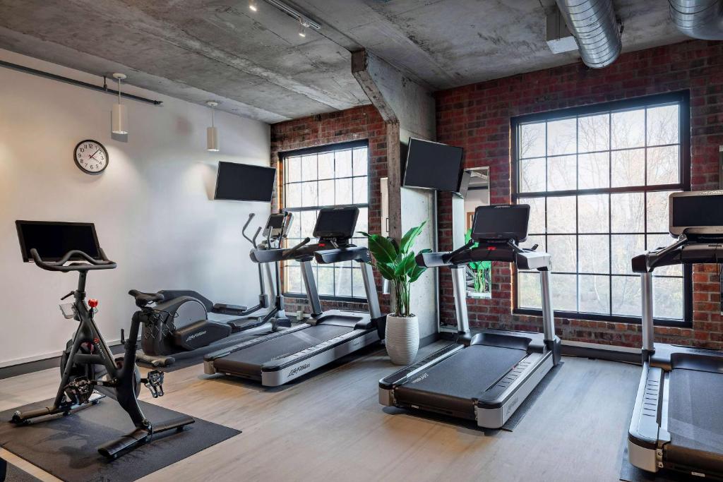 Fitness centrum a/nebo fitness zařízení v ubytování The LOOM Hotel, Tapestry Collection by Hilton