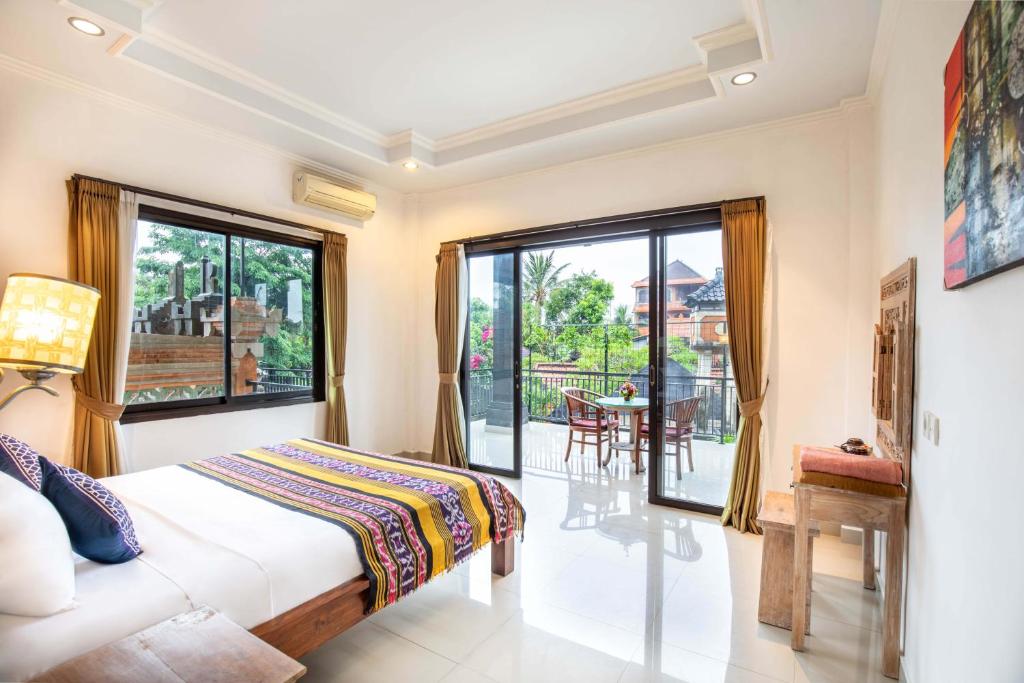 Postel nebo postele na pokoji v ubytování Warji House 1 Ubud Centre