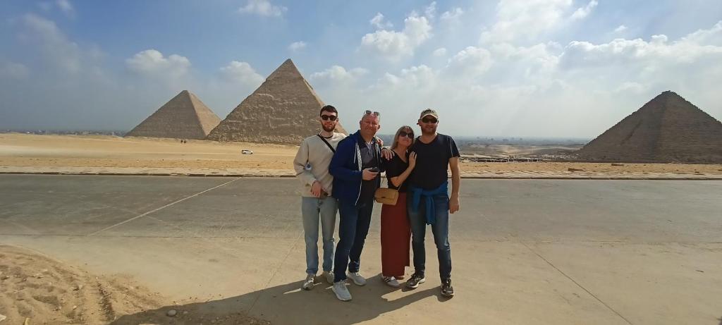 Tetamu yang menginap di Phoenix Pyramids View Inn