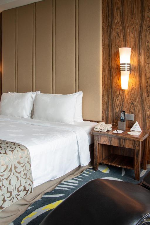Postel nebo postele na pokoji v ubytování Zenith Hotel Putrajaya