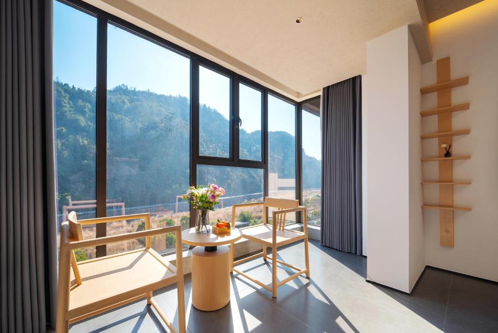 Nespecifikovaný výhled na hory nebo výhled na hory při pohledu z hotelu