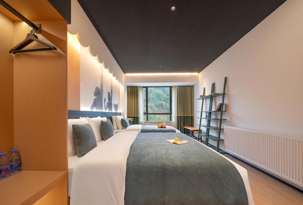 Postel nebo postele na pokoji v ubytování Zhangjiajie Brook Hotel
