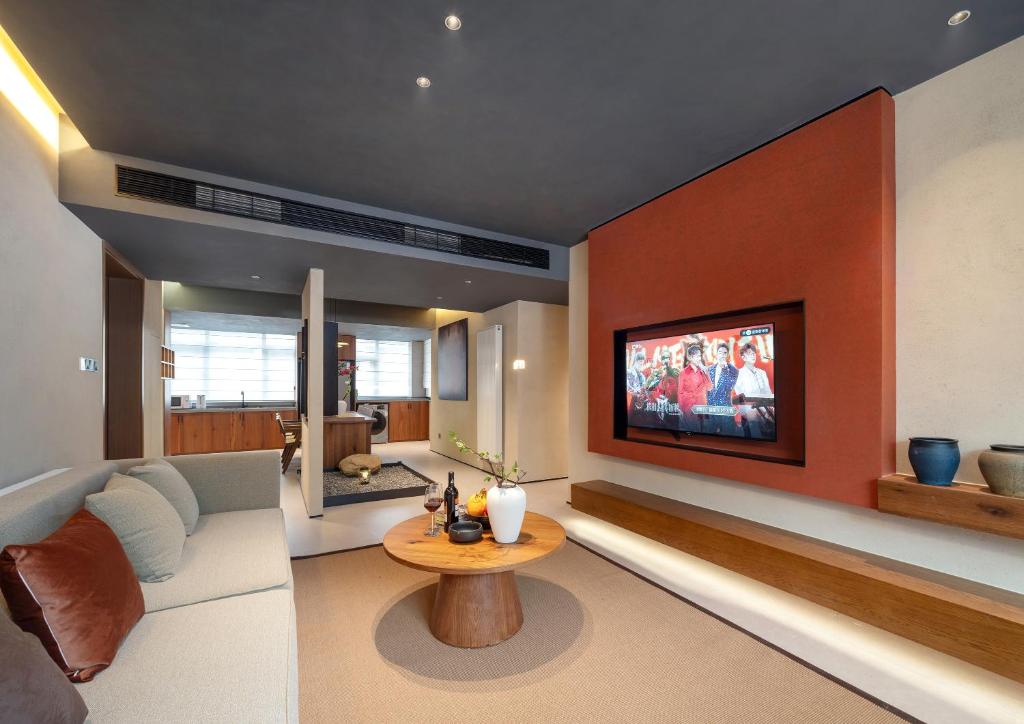 TV a/nebo společenská místnost v ubytování Zhangjiajie Brook Hotel