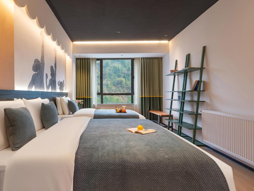 Postel nebo postele na pokoji v ubytování Zhangjiajie Brook Hotel
