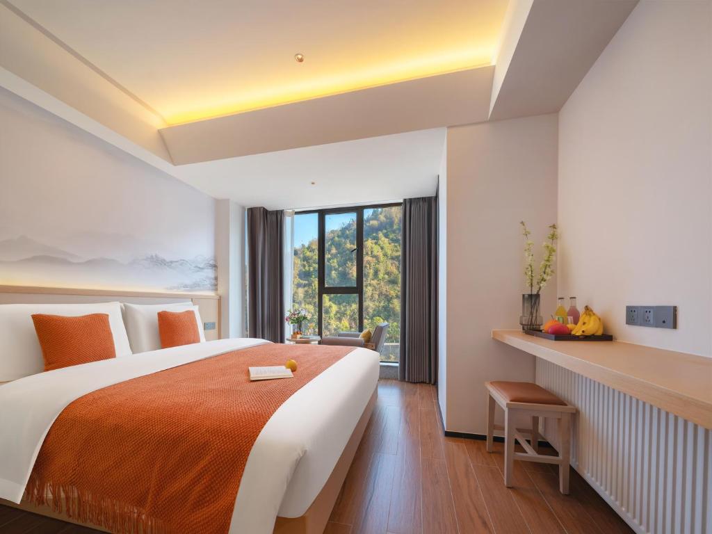 Postel nebo postele na pokoji v ubytování Zhangjiajie Brook Hotel