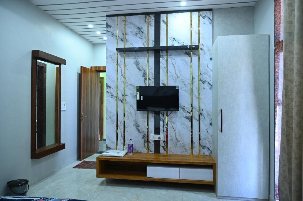 TV a/nebo společenská místnost v ubytování HOTEL DEV KRIPA Datia