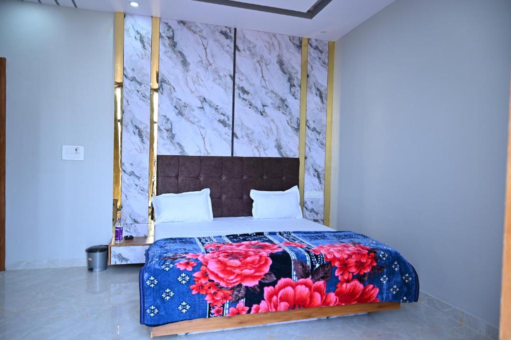 Postel nebo postele na pokoji v ubytování HOTEL DEV KRIPA Datia