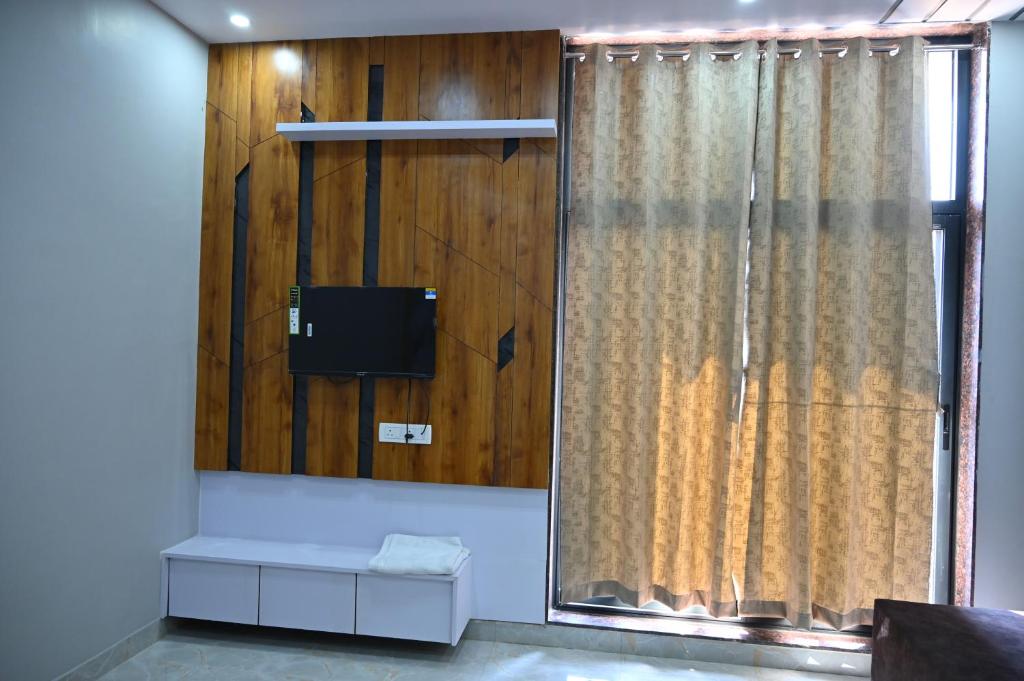 TV a/nebo společenská místnost v ubytování HOTEL DEV KRIPA Datia