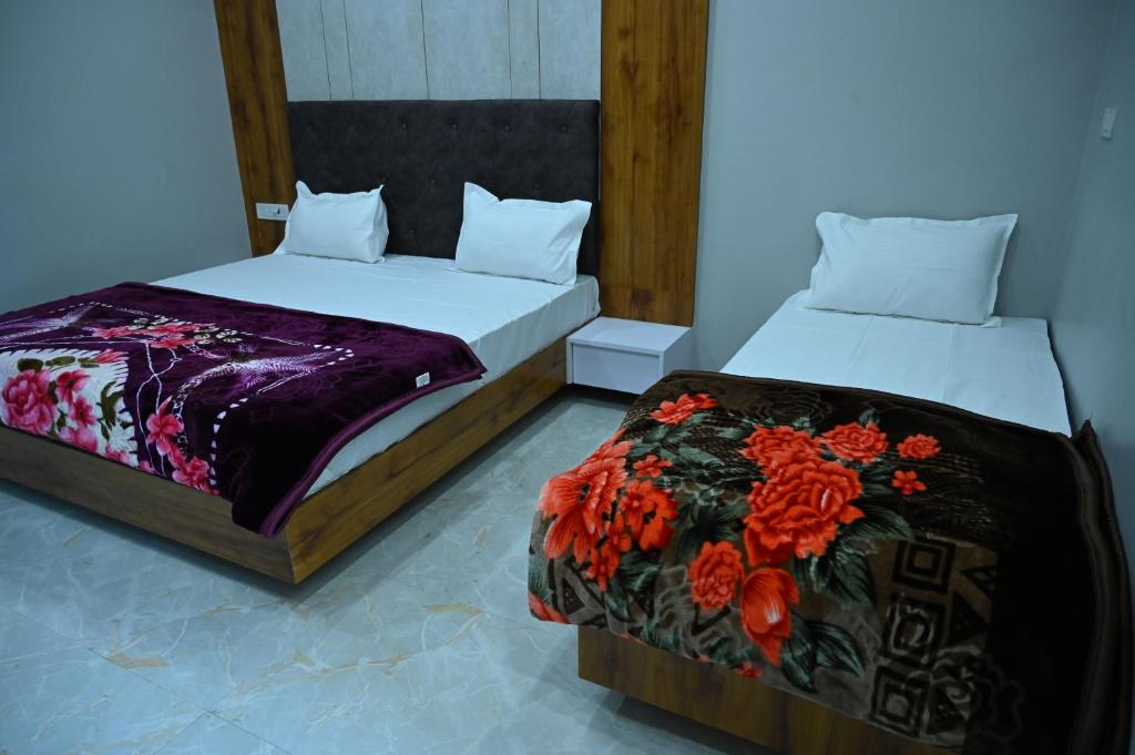 Postel nebo postele na pokoji v ubytování HOTEL DEV KRIPA Datia