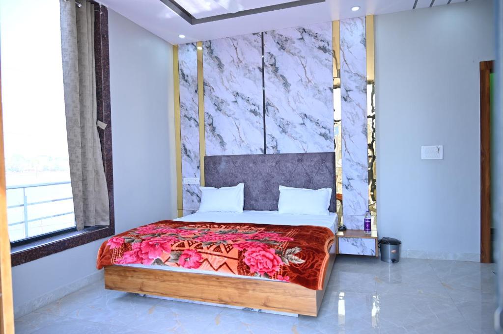 Postel nebo postele na pokoji v ubytování HOTEL DEV KRIPA Datia