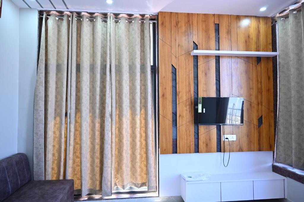TV a/nebo společenská místnost v ubytování HOTEL DEV KRIPA Datia