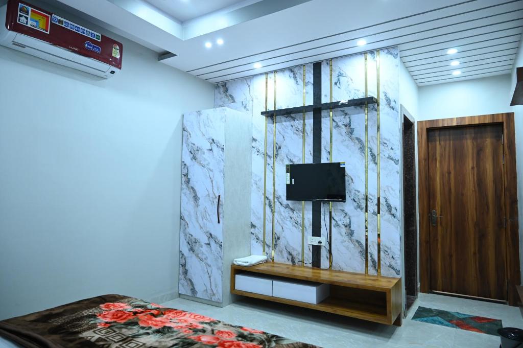 TV a/nebo společenská místnost v ubytování HOTEL DEV KRIPA Datia