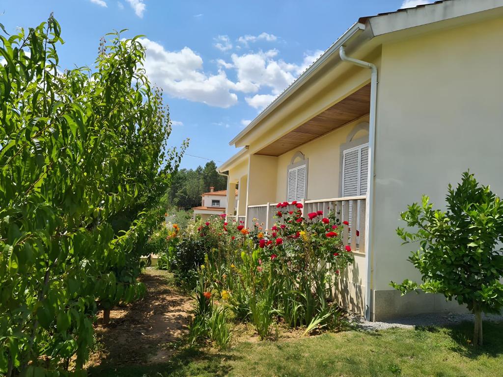 una casa con recinzione e fiori nel cortile di Panoias Country House a Vila Real