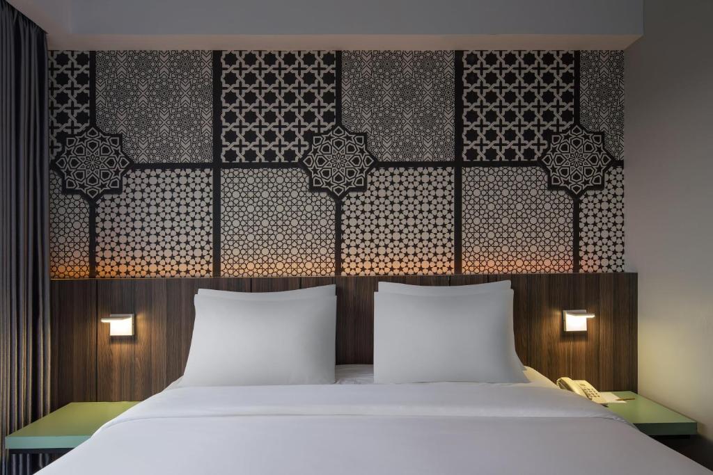Postel nebo postele na pokoji v ubytování Unisi Hotel Malioboro - Jogja Syariah