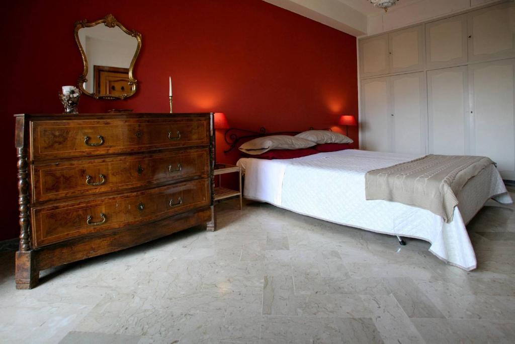 A bed or beds in a room at Smile House